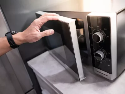 Mikrovalovna pečica preprečuje &scaron;irjenje signalov. / Foto: Istock