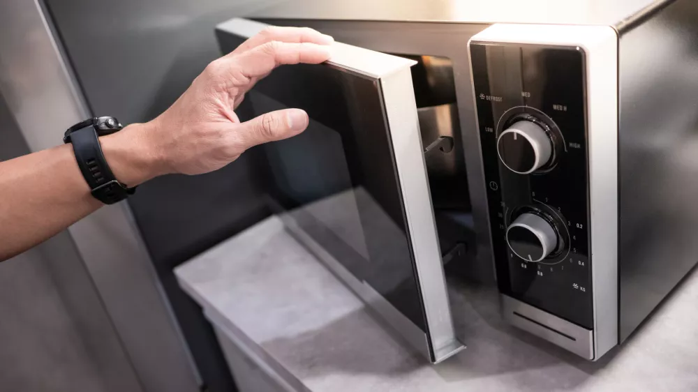 Mikrovalovna pečica preprečuje &scaron;irjenje signalov. / Foto: Istock