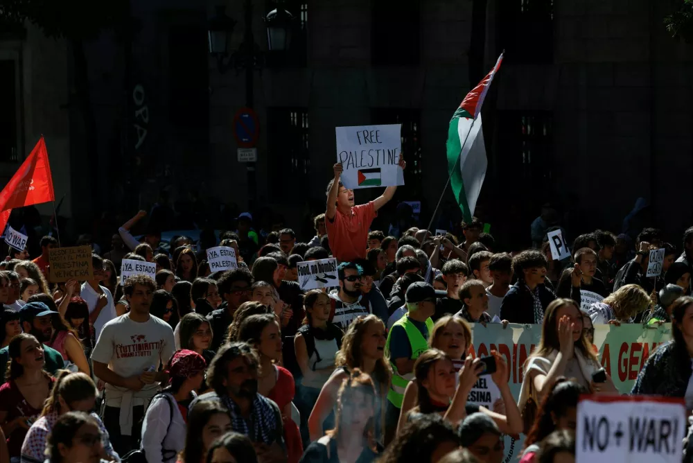 Students march during a student strike to support Palestinians in Gaza and to condemn the Israeli force's interception of the vessels of the Global Sumud Flotilla, in Madrid, Spain, October 2, 2025. REUTERS/Susana Vera