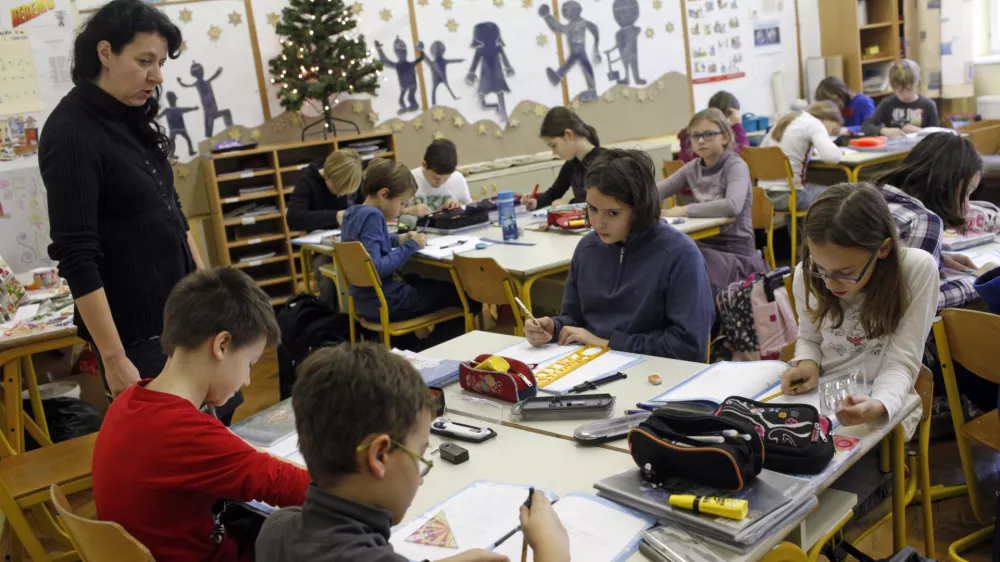 - &scaron;olstvo - osnovno&scaron;olci - učenci - pouk - učiteljica - Osnovna &scaron;ola Ledina, Komenskega ulica 19 //FOTO: Luka Cjuha