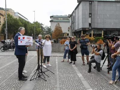 25.7.2025 Ale&scaron; Primc in Milena Miklavčič bosta v državni zbor vložila več kot 15.000 podpisov za začetek postopka za razpis referenduma o pomoči pri prostovoljnem končanju življenja. Referendum Foto: Luka Cjuha