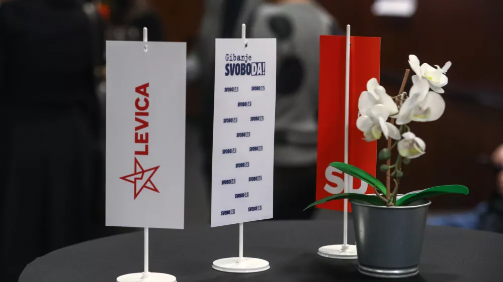 - simbolična fotografija - namizne zastavice - koalicija Gibanje svoboda, Levica, Socialni demokrati -- 27.11.2022 &ndash; Referendumi 2022 &ndash; glasovanje o treh zakonodajnih referendumih, in sicer o&nbsp;noveli Zakona o vladi, noveli Zakona o dolgotrajni oskrbi in noveli Zakona o Radioteleviziji Slovenija&nbsp;&nbsp;//FOTO: Luka Cjuha