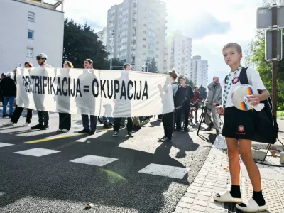 29.09.2025 Protest prebivalcev Savskega naselja na Linhartovi censti - Civilna iniciativa Savsko naselje in PLAC - Participativna Ljubljanska Avtonomna Cona - protestni shod Savčank in Savčanov, pa tudi drugih enakomislečih some&scaron;čanov. FotoNik Erik Neubauer