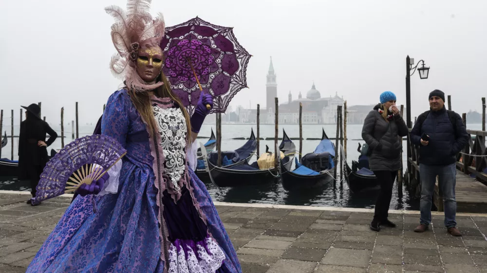 - ljudje nosijo za&scaron;čitne maske za preprečevanje okužbe s korona virusom -- Benetke - zaradi &scaron;irjenja koronavirusa prepovedane vse javne prireditve, vključno z bene&scaron;kim pustnim karnevalom - 25.02.2020 &ndash; ITALIJA &ndash; Koronavirus - žari&scaron;če koronavirusa v Italiji je v Lombardiji, več okuženih je &scaron;e v Benečiji, ter Emiliji-Romanji - &scaron;tevilo okuženih z virusom SARS-CoV-2 na evropskih tleh se je povzpelo na 229 in doslej zahteval sedem življenj, //FOTO: Jaka Gasar / Foto: Jaka Gasar