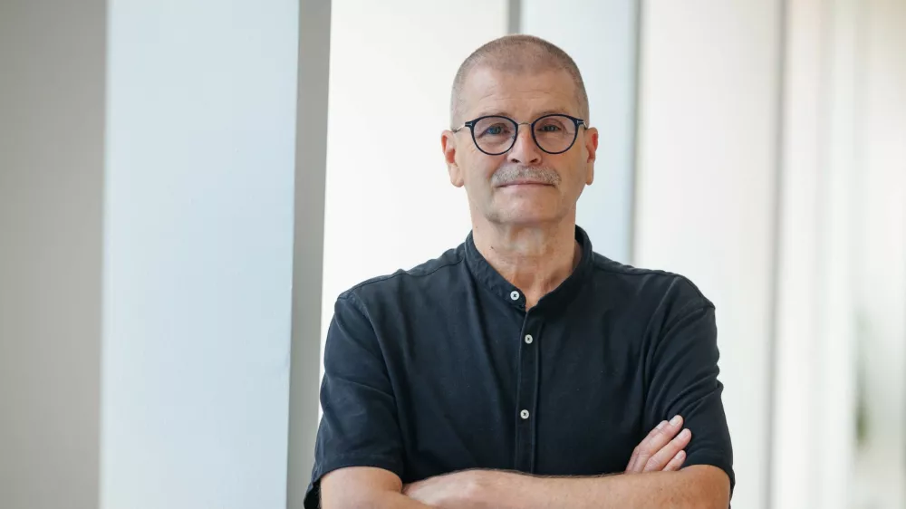 Miha Kovač na uradni sliki, ki jo je ustvaril Neboj&scaron;a Tejič... / Foto: Neboj&scaron;a Tejič