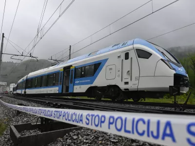 - 11.05.2023 - Iztirjen vlak v Kresnicah s 50 potniki. //FOTO: Nik Erik Neubauer / Foto: Nik Erik Neubauer