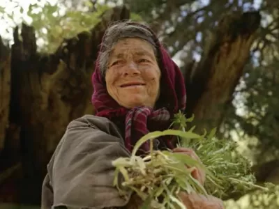 Agafija nabira zeli&scaron;ča in gozdne plodove, prav tako verjame, da je corona virus preživela zaradi molizve.  Foto: posnetek zaslona youtube