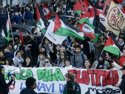 02 October 2025, Italy, Naples: Police confront pro-Palestine protesters attempting to breach a blockade along the access road to the city's commercial port during a demonstration for Gaza following the Israeli army's seizure of Global Sumud Flotilla (GSF) vessels. Photo: Salvatore Laporta/Kontrolab/IPA via ZUMA Press/dpa