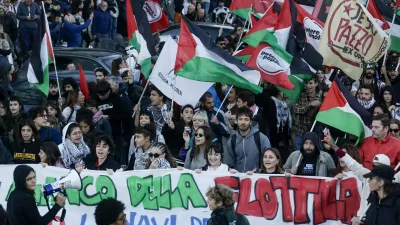 02 October 2025, Italy, Naples: Police confront pro-Palestine protesters attempting to breach a blockade along the access road to the city's commercial port during a demonstration for Gaza following the Israeli army's seizure of Global Sumud Flotilla (GSF) vessels. Photo: Salvatore Laporta/Kontrolab/IPA via ZUMA Press/dpa