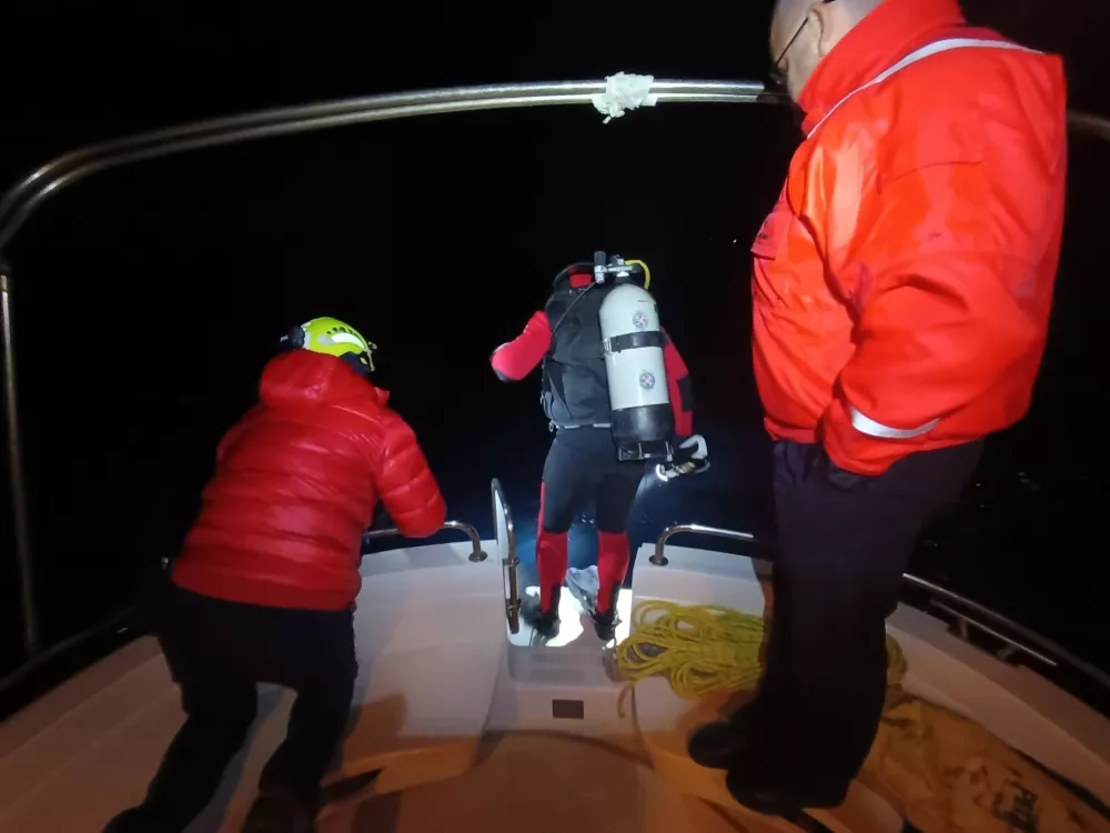 03.10.2025., Senj - Četiri osobe poginule su u te&scaron;koj prometnoj nesreći koja se jučer poslijepodne dogodila na Jadranskoj magistrali kod Senja. Osobni automobil zagrebačkih registarskih oznaka sletio je u more u naselju Bunica kod Senja. Na teren su odmah upućene žurne službe, a u potragu su bili uključeni i ronioci Hrvatske gorske službe spa&scaron;avanja iz Gospića. Tijelo jedne osobe je plutalo, dok su ronioci iz mora izvukli jo&scaron; tri tijela. U automobilu su bila dva mu&scaron;karca i dvije žene. Photo: HGSS/PIXSELL