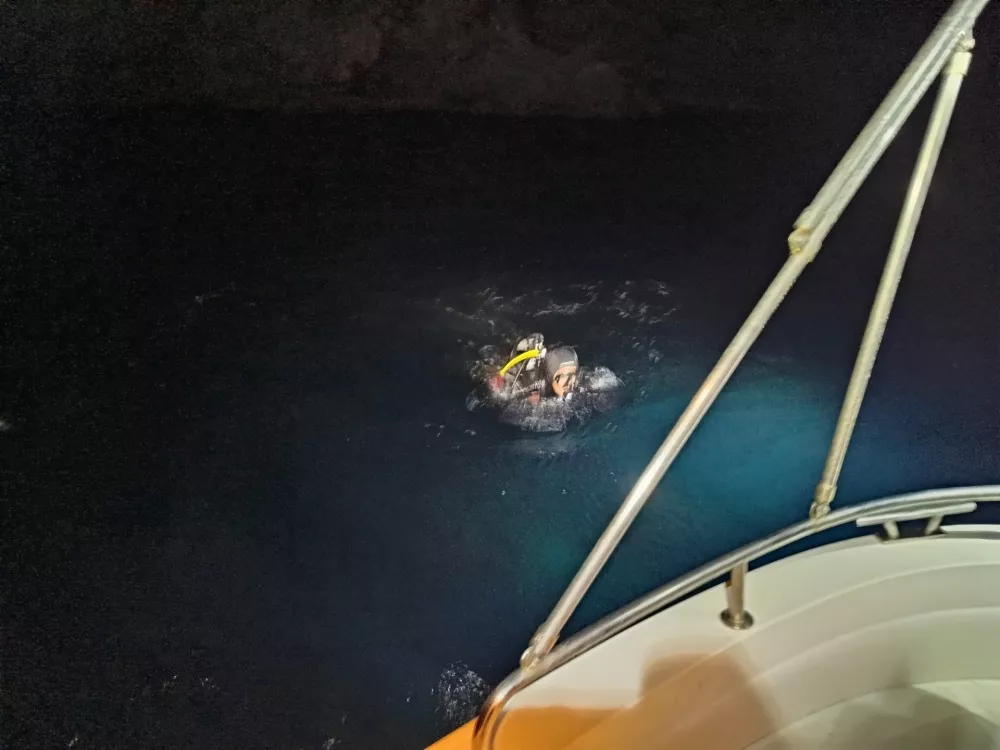 03.10.2025., Senj - Četiri osobe poginule su u te&scaron;koj prometnoj nesreći koja se jučer poslijepodne dogodila na Jadranskoj magistrali kod Senja. Osobni automobil zagrebačkih registarskih oznaka sletio je u more u naselju Bunica kod Senja. Na teren su odmah upućene žurne službe, a u potragu su bili uključeni i ronioci Hrvatske gorske službe spa&scaron;avanja iz Gospića. Tijelo jedne osobe je plutalo, dok su ronioci iz mora izvukli jo&scaron; tri tijela. U automobilu su bila dva mu&scaron;karca i dvije žene. Photo: HGSS/PIXSELL