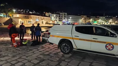 03.10.2025., Senj - Četiri osobe poginule su u teškoj prometnoj nesreći koja se jučer poslijepodne dogodila na Jadranskoj magistrali kod Senja. Osobni automobil zagrebačkih registarskih oznaka sletio je u more u naselju Bunica kod Senja. Na teren su odmah upućene žurne službe, a u potragu su bili uključeni i ronioci Hrvatske gorske službe spašavanja iz Gospića. Tijelo jedne osobe je plutalo, dok su ronioci iz mora izvukli još tri tijela. U automobilu su bila dva muškarca i dvije žene. Photo: HGSS/PIXSELL