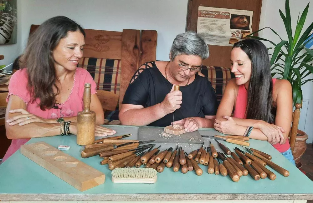 Po 50 letih mojstrstva &scaron;e vedno rezbari