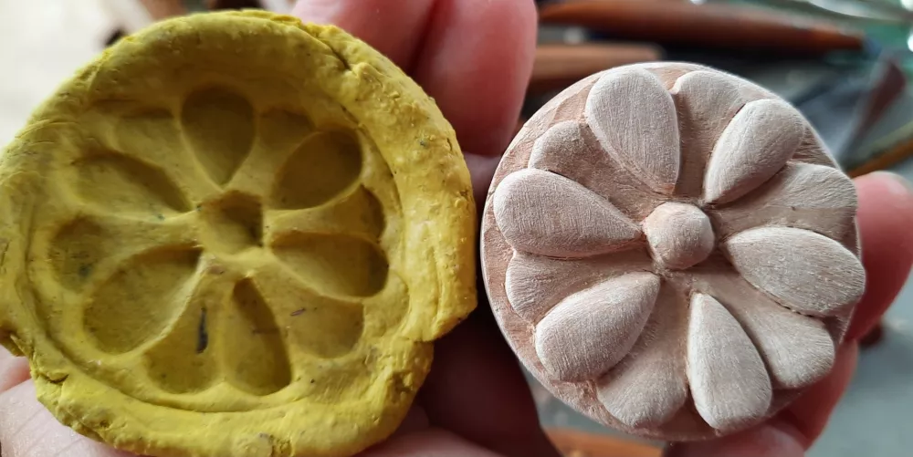 Po 50 letih mojstrstva &scaron;e vedno rezbari