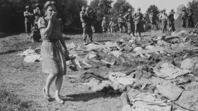 Mnogi Nemci so &scaron;ele po vojni spoznali obseg grozor, ki so jo povzročili nacisti. Na sliki je Nemka, ob njej pa je 800 trupel suženjskih delavcev, ki so jih SS-ovci pobili nedaleč od Nameringa..