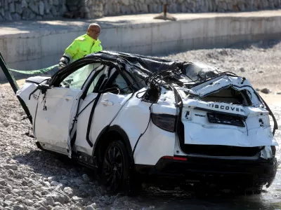 Iz morja so potegnili beli avto land&nbsp;rover discovery, v katerem so malte&scaron;ki turisti umrli.