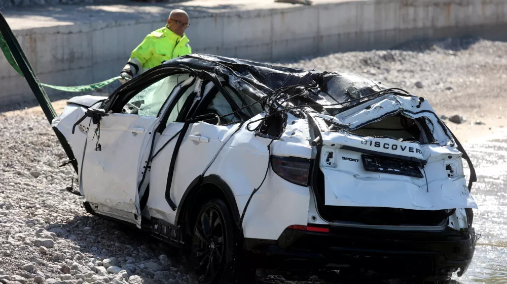 Iz morja so potegnili beli avto land&nbsp;rover discovery, v katerem so malte&scaron;ki turisti umrli.