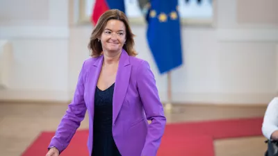 Ljubljana, predsedniska palaca.Predsednica republike Natasa Pirc Musar je vrocila drzavno odlikovanje medaljo za castno dejanje Tomu Potokarju za dolgoletno clovekoljubno in pozrtvovalno delo ter izjemno nesebicno pomoc poskodovanim in bolnim na kriznih in vojnih obmocjih v Gazi in drugje.Ministrica za zunanje in evropske zadeve Tanja Fajon.