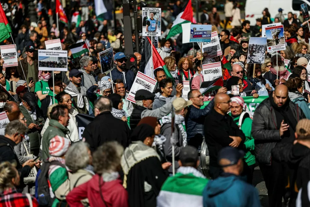 Protesters attend a demonstration in support of Palestinians, calling for an end to the war in Gaza, to condemn the Israeli forces' interception of the vessels of the Global Sumud Flotilla which were aiming to reach Gaza and break Israel's naval blockade, and for the release of the crews, in Paris, France, October 4, 2025. REUTERS/Stephane Mahe