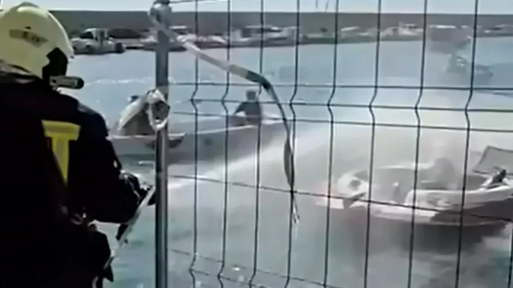 Gasilci so posku&scaron;ali pogasiti požar na čolnu.