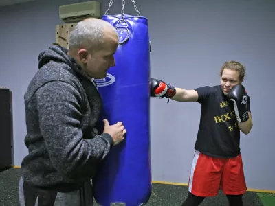- 20.11.2017 - boksarski trener Rudi Pavlin in najbolj&scaron;a slovenska boksarka Ema Kozin, ki si je po naslovu svetovne prvakinje srednje kategorije po verziji WBU priborila &scaron;e naslova po verzijah WBC in WBF. //FOTO: Tomaž Skale