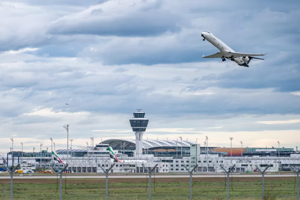 04 October 2025, Bavaria, Munich: An airplane takes off at Munich Airport. After sightings of drones, flight operations were resumed on Saturday morning. Photo: Armin Weigel/dpa