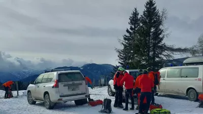 Na To&scaron;cu je tri gornike odnesel snežni plaz. Dva po&scaron;kodovana so odpeljali v bolni&scaron;nico. 