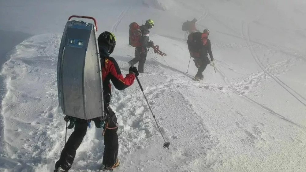 Bohinjski gorski re&scaron;evalci na pomoč zasutim v plazu. 
