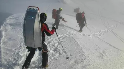 Bohinjski gorski re&scaron;evalci na pomoč zasutim v plazu. 