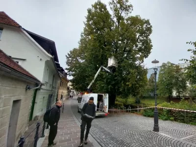 Umetnik Urban Modic je že začel z novoletnim okra&scaron;evanjem Ljubljane. Foto: Vesna Levičnik