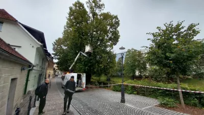 Umetnik Urban Modic je že začel z novoletnim okra&scaron;evanjem Ljubljane. Foto: Vesna Levičnik