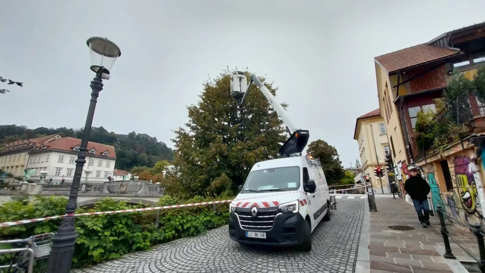 Tudi letos so začeli z okra&scaron;evanjem na Petkov&scaron;kovem nabrežju. Foto: Vesna Levičnik