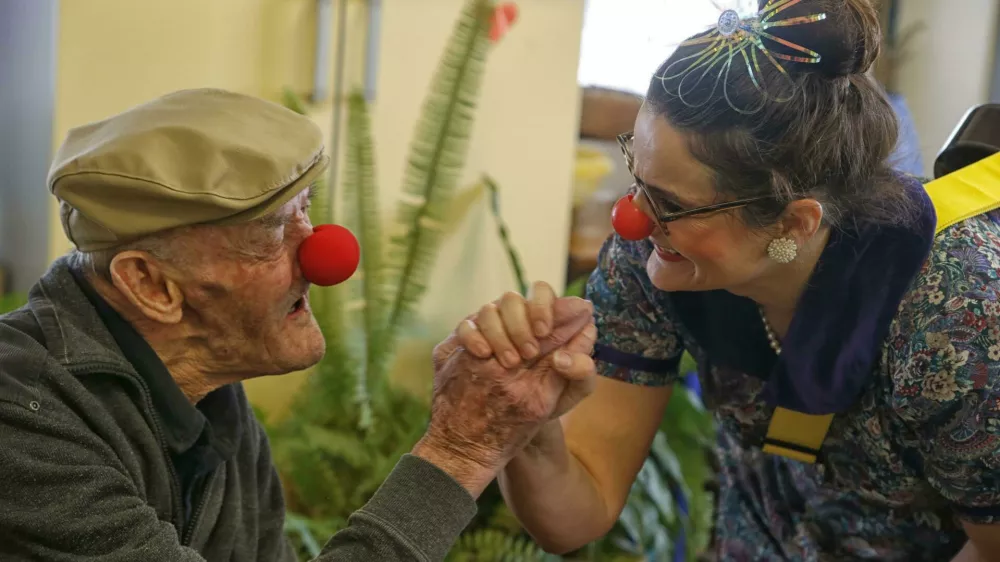 Rdeči noski razveseljujejo tudi v domovih upokojencev