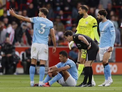 Soccer Football - Premier League - Brentford v Manchester City - GTech Community Stadium, London, Britain - October 5, 2025 Manchester City's Rodri reacts after sustaining an injury as Manchester City's Gianluigi Donnarumma, Manchester City's Ruben Dias, Manchester City's Josko Gvardiol and referee Darren England look on Action Images via Reuters/Andrew Couldridge EDITORIAL USE ONLY. NO USE WITH UNAUTHORIZED AUDIO, VIDEO, DATA, FIXTURE LISTS, CLUB/LEAGUE LOGOS OR 'LIVE' SERVICES. ONLINE IN-MATCH USE LIMITED TO 120 IMAGES, NO VIDEO EMULATION. NO USE IN BETTING, GAMES OR SINGLE CLUB/LEAGUE/PLAYER PUBLICATIONS. PLEASE CONTACT YOUR ACCOUNT REPRESENTATIVE FOR FURTHER DETAILS..