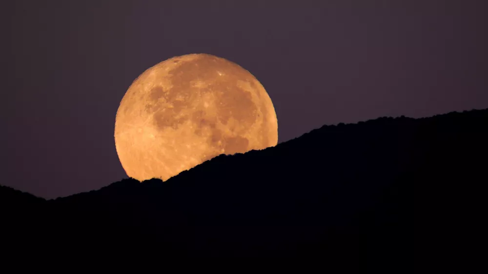 Vzhod superlune nad hribom. Slika je simbolična. / Foto: Istock