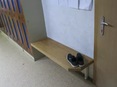 - Osnovna &scaron;ola Valentina Vodnika v Ljubljani - &scaron;olska garderoba - &scaron;olski copati - osnovno&scaron;olci - učenci - &scaron;olstvo    - 07.05.2015 - Nacionalno preverjanje znanja (NPZ) v osnovnih &scaron;olah - pisno preverjanje znanja iz maternega jezika za učence 6. in 9. razreda -    //FOTO: Jaka Gasar