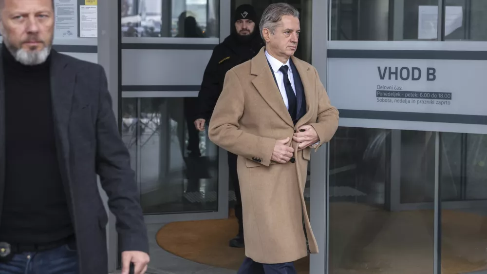 - 04.12.2024 - predsednik vlade Robert Golob je bil vabljen na zasli&scaron;anje na KPK - v sklopu preiskave o domnevnih političnih pritiskih na delo policije zasli&scaron;ala predsednika vlade Roberta Goloba in več prič. Med njimi so tudi nekdanja notranja ministrica Tatjana Bobnar, biv&scaron;i vr&scaron;ilec dolžnosti generalnega direktorja policije Bo&scaron;tjan Lindav, aktualna državna sekretarka na notranjem ministrstvu Tina Heferle in biv&scaron;i državni sekretar na tem ministrstvu Branko Lobnikar//FOTO: Jaka Gasar