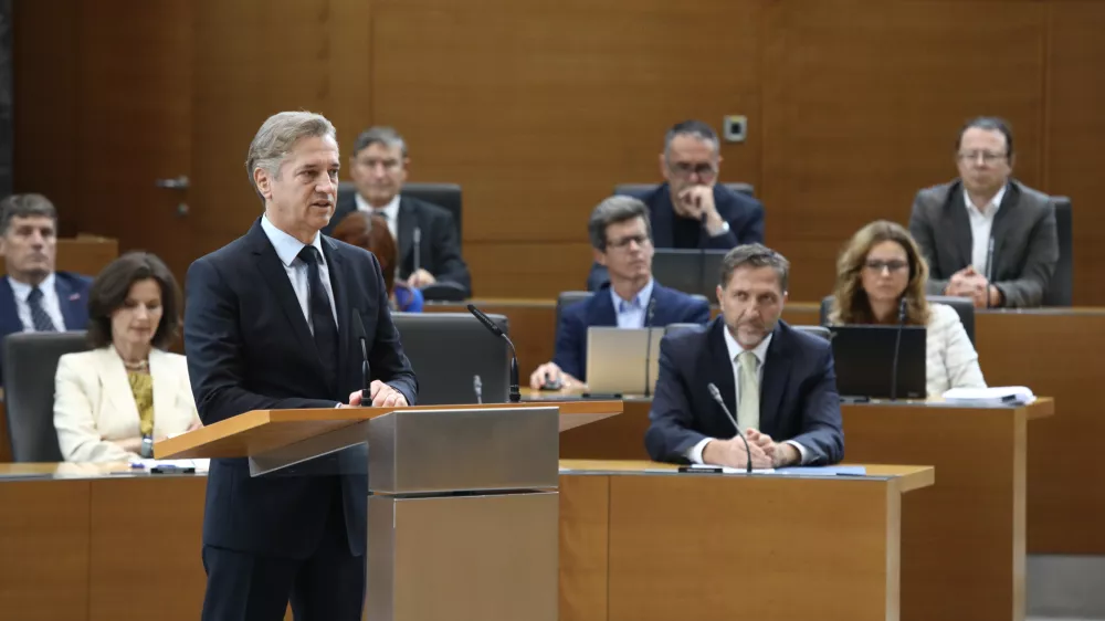Predsednik vlade Rober Golob in Minister za finance Klemen Bo&scaron;tjančič6.10.2025 - izredna seja DZ, na kateri bodo predstavili proračunski memorandum 2026-2027, predlog sprememb proračuna RS za leto 2026 in predlog proračuna RS za leto 2027; DZ,Foto: Luka Cjuha
