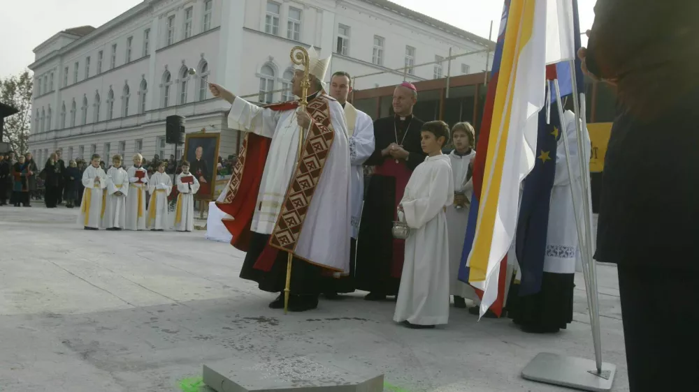 ljubljanski nad&scaron;kof metropolit msgr. dr. Anton Stres- Osnovna &scaron;ola Alojzija &Scaron;u&scaron;tarja - blagoslovitev temeljnega kamna za novo zasebno katoli&scaron;ko osnovno &scaron;olo Alojzija &Scaron;u&scaron;tarja in prostore nove kuhinje ob prazniku zavetnika Zavoda sv. Stanislava; //FOTO: Bojan Velikonja