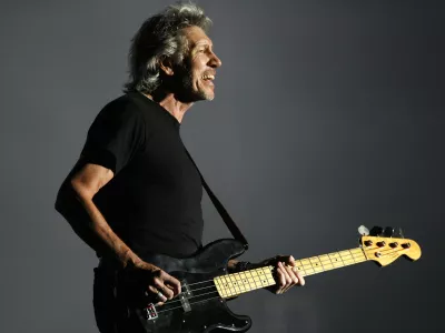 Roger Waters performs at the Coachella Music Festival in Indio, California April 27, 2008. REUTERS/Mario Anzuoni  (UNITED STATES)