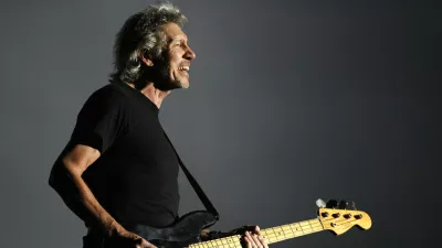 Roger Waters performs at the Coachella Music Festival in Indio, California April 27, 2008. REUTERS/Mario Anzuoni  (UNITED STATES)