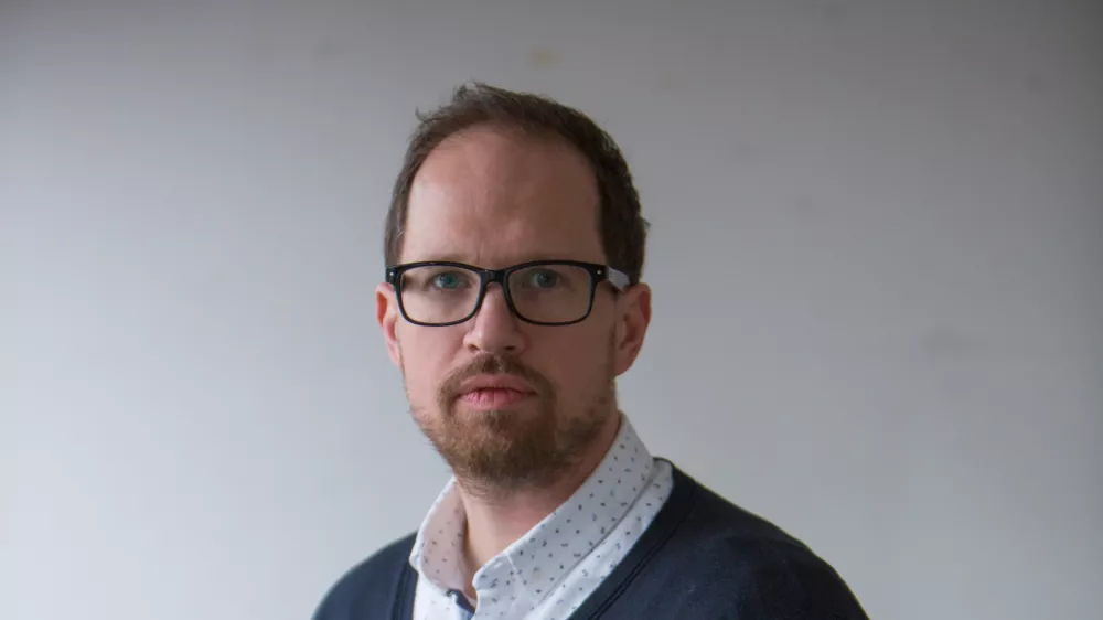 .Tomaž Klip&scaron;teter, komentator - dopisna    - Dnevnik 2016 - portreti za komentarje in kolumne - komentatorji - novinarji - novinar -  //FOTO: Maja Marko