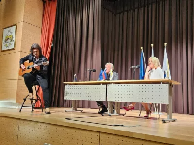 Ur&scaron;ka Klakočar se je kot pisateljica predstavila v Pesnici, pogovor je vodil Tone Partljič, ob prebiranju pa je v ozadju brenkal njen izbranec Bor Zuljan. 