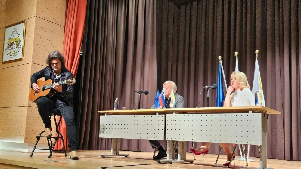 Ur&scaron;ka Klakočar se je kot pisateljica predstavila v Pesnici, pogovor je vodil Tone Partljič, ob prebiranju pa je v ozadju brenkal njen izbranec Bor Zuljan. 