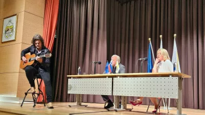 Ur&scaron;ka Klakočar se je kot pisateljica predstavila v Pesnici, pogovor je vodil Tone Partljič, ob prebiranju pa je v ozadju brenkal njen izbranec Bor Zuljan. 