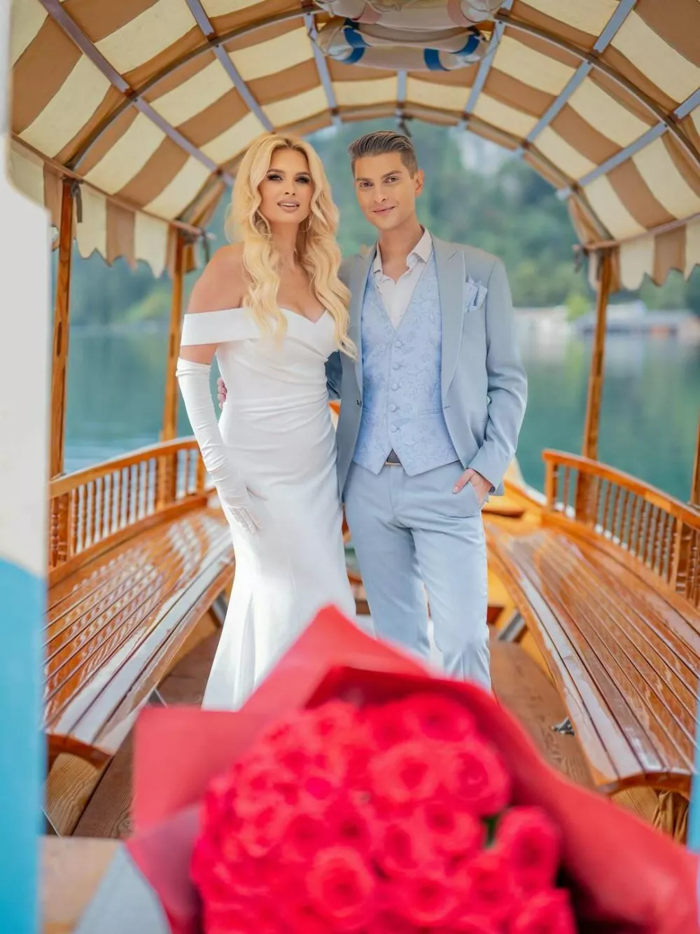 Maja in Damjan Murko sta praznovala njeno 50 letnico na Bledu. Menda je bilo kot v pravljici. 