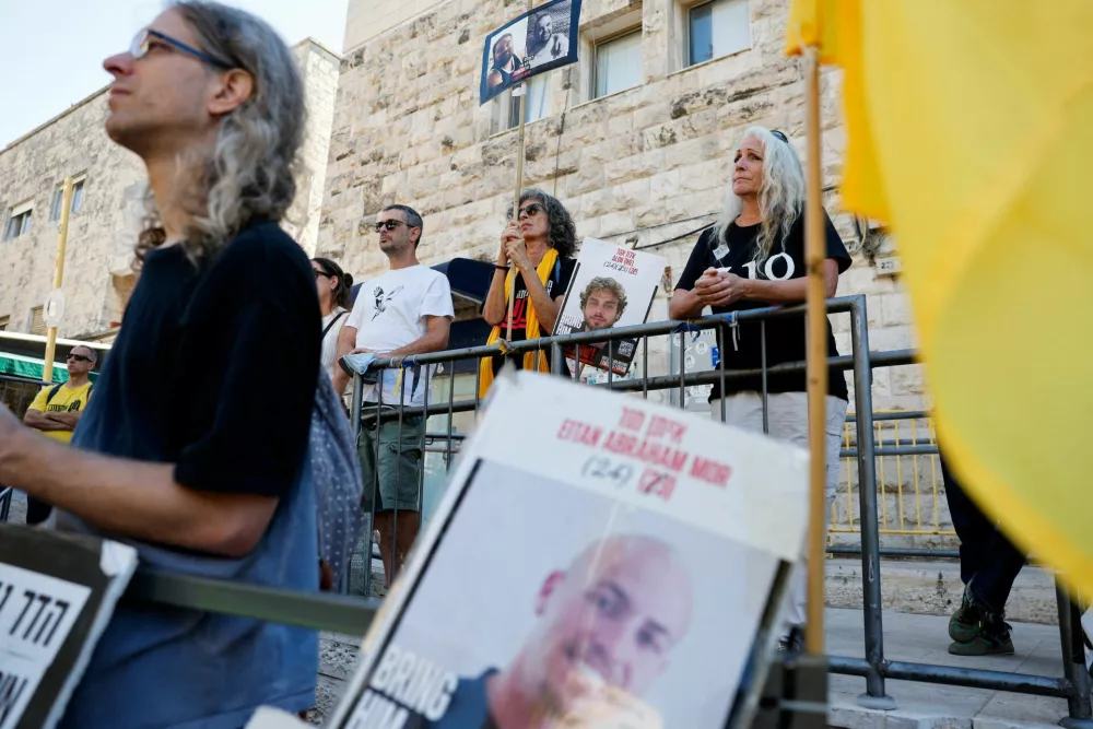 Families of Israeli hostages and supporters protest outside Israeli Prime Minister Benjamin Netanyahu's residence, marking the two-year anniversary of the deadly October 7, 2023 attack on Israel by Hamas from Gaza, in Jerusalem, October 7, 2025. REUTERS/Ammar Awad