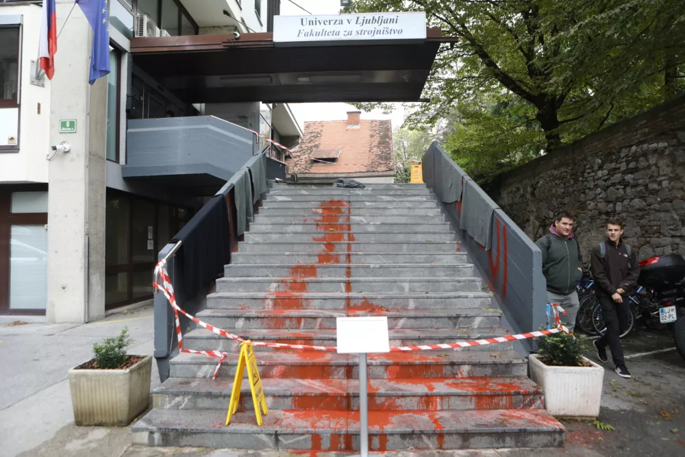 Neznanci z barvo nad fakulteto za strojni&scaron;tvo