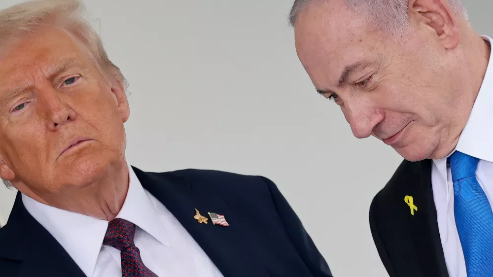 U.S. President Donald Trump welcomes Israeli Prime Minister Benjamin Netanyahu at the White House in Washington, D.C., U.S., September 29, 2025. REUTERS/Jonathan Ernst   TPX IMAGES OF THE DAY
