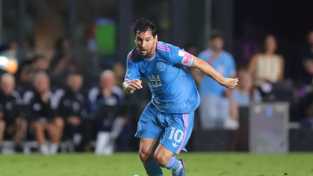 Oct 4, 2025; Fort Lauderdale, Florida, USA; Inter Miami CF forward Lionel Messi (10) dribbles the ball against New England Revolution during the first half at Chase Stadium. Mandatory Credit: Sam Navarro-Imagn Images